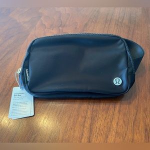 New lululemon Everywhere belt bag